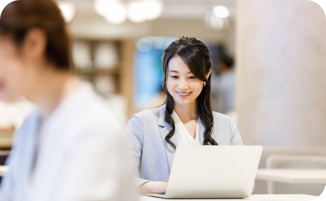 派遣社員で働く女性