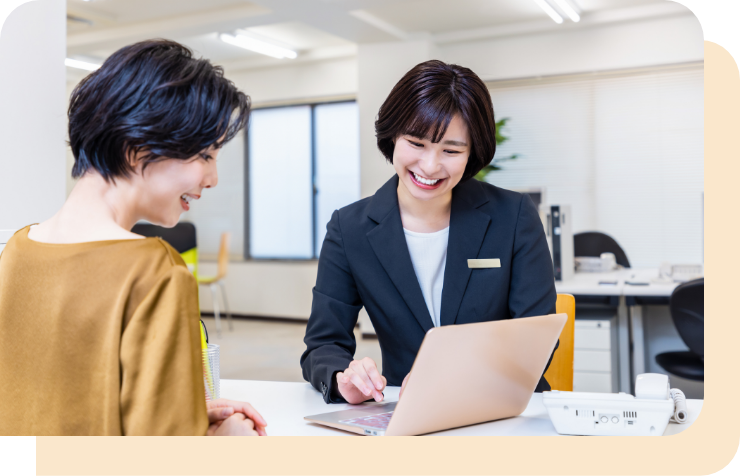 中小派遣会社に登録してコーディネーターに仕事を紹介してもらう女性