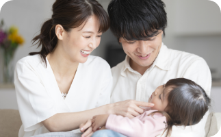 子どもを見守る夫婦