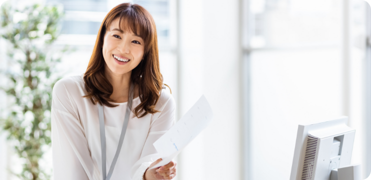 優良派遣事業者の派遣会社に登録して生き生きと働く女性