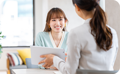 自分に合った仕事を相談する20代女性