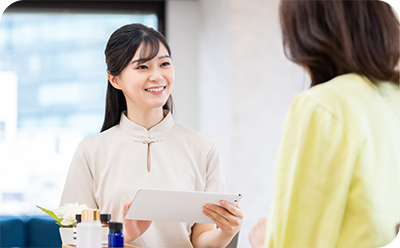 希望の仕事内容や働き方をヒアリングする女性コーディネーター